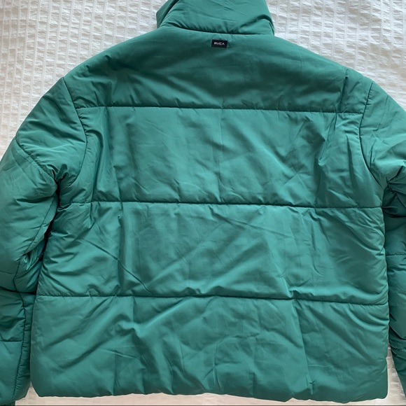 SOLD - RVCA green cropped puffer jacket - Picture 6 of 9